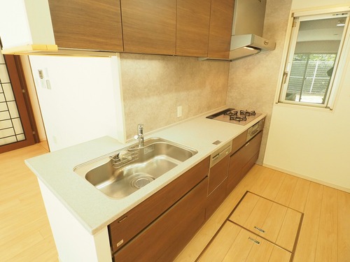 キッチン　換気窓と床下収納付きのキッチン