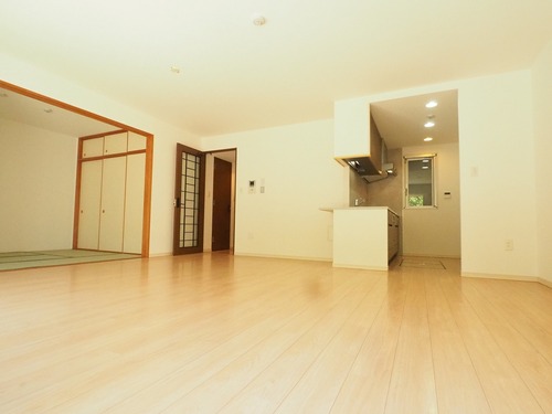 居室・リビング　和室続きのリビングダイニング