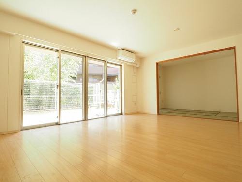 居室・リビング　床暖房機能付きのリビング