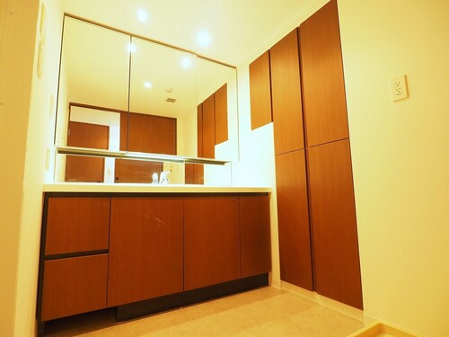 洗面設備　収納豊富な三面鏡洗面化粧台