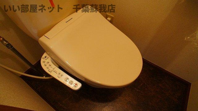 トイレ　落ち着いた色調のトイレです