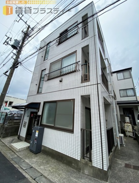 建物外観　駐車場挟んでスーパー・薬局ございます