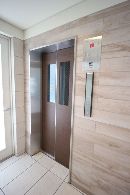 その他　重い荷物を持っているときに便利なエレベーター完備