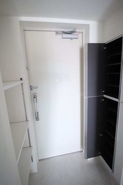 玄関　シューズボックスのほかに収納もついている玄関