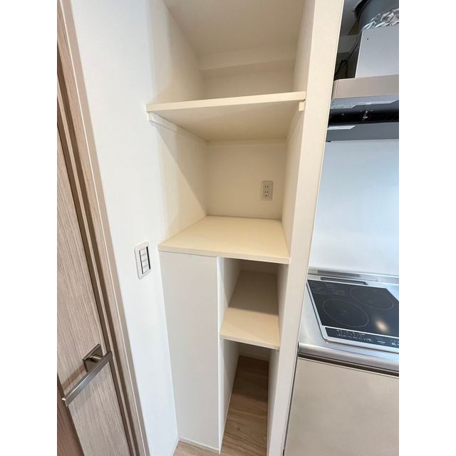 その他　キッチン横収納棚あり
