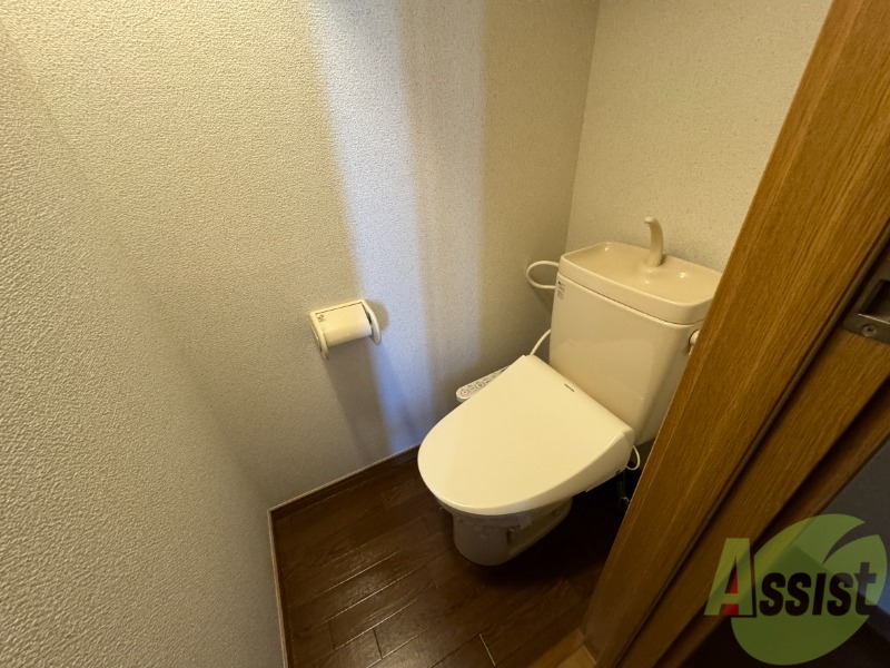 トイレ　トイレはウォシュレット機能付きです。安心して使用できますね。