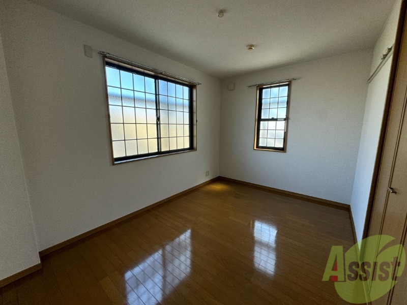 その他部屋・スペース　寝室になりそうな洋室です。シンプルで落ち着きますね。