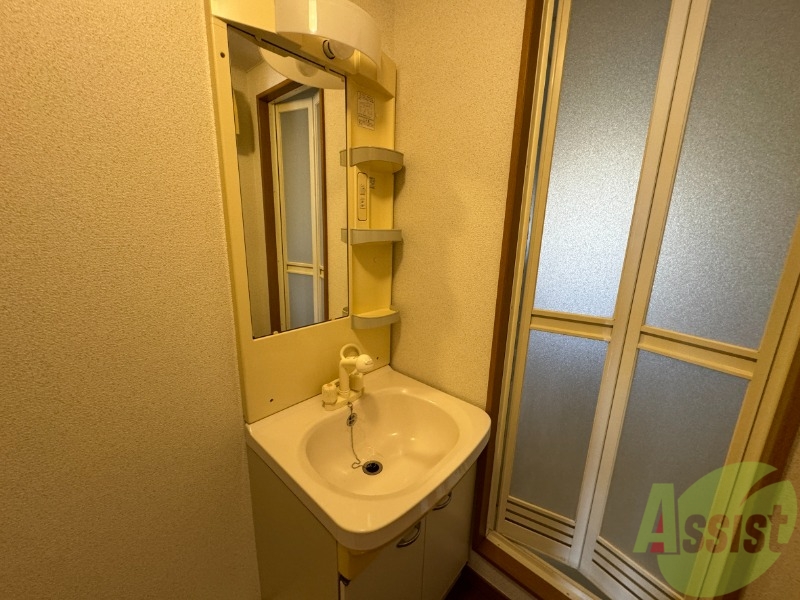 洗面設備　洗面台はシンプルなつくりで手入れがしやすそうですね。