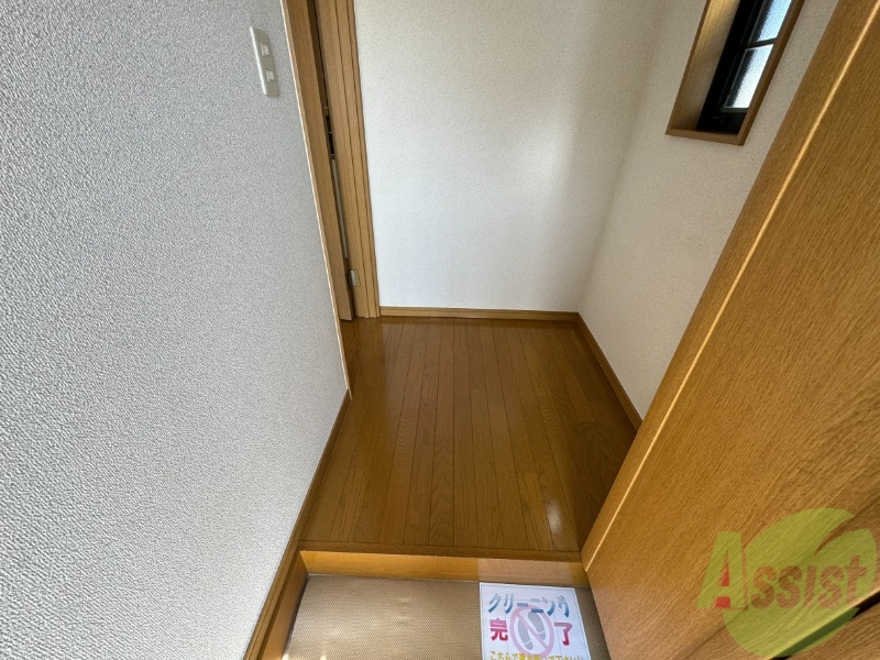 玄関　玄関から撮影しました。明るい印象ですね。