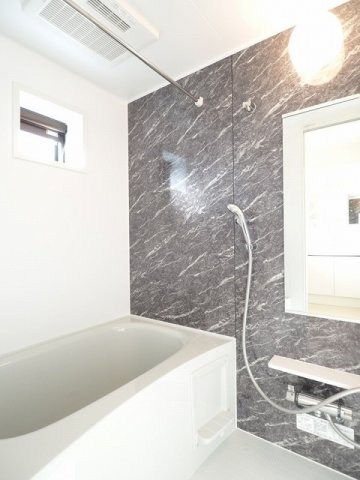 バス・シャワールーム　落ち着いた空間のお風呂です