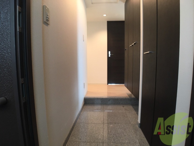 玄関　玄関です。ご覧の通り広々としていますね。