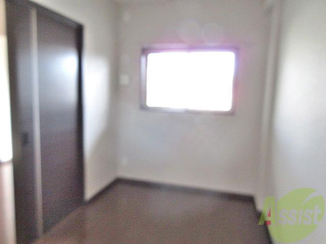 その他部屋・スペース　採光部分のしっかりとある洋室です。寝室としてお使いください！