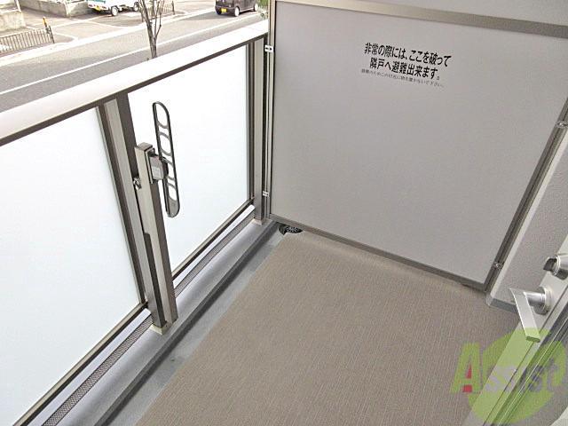 バルコニー　この幅のバルコニーなら洗濯物、お布団も干せますね！