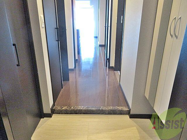 玄関　少々段差のある玄関ですのでお帰りの際はお気を付けくださいね！