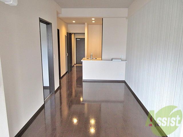 居室・リビング　大人な雰囲気のある色調の使われた約１３帖のリビングです。