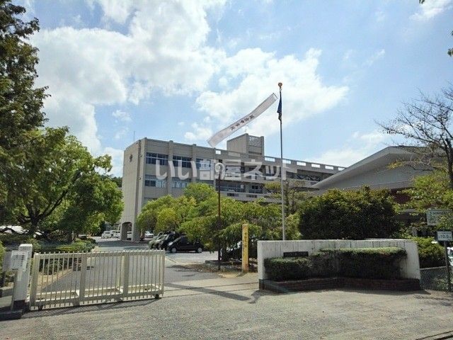 中学校　坂出市立坂出中学校（中学校）まで725m