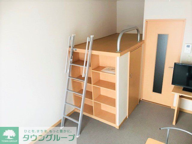 居室・リビング　1階フローリング、2階カーペット