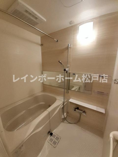 バス・シャワールーム　コンパクトで使いやすいお風呂です