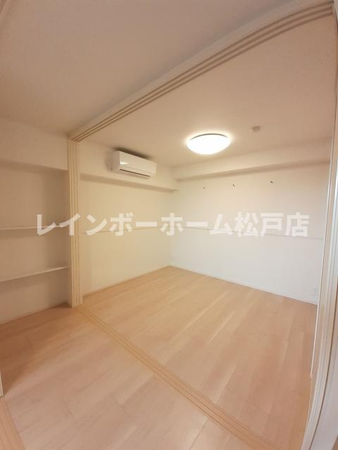 その他部屋・スペース　開放的な寝室です