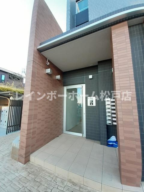 エントランス　落ち着いたエントランスです