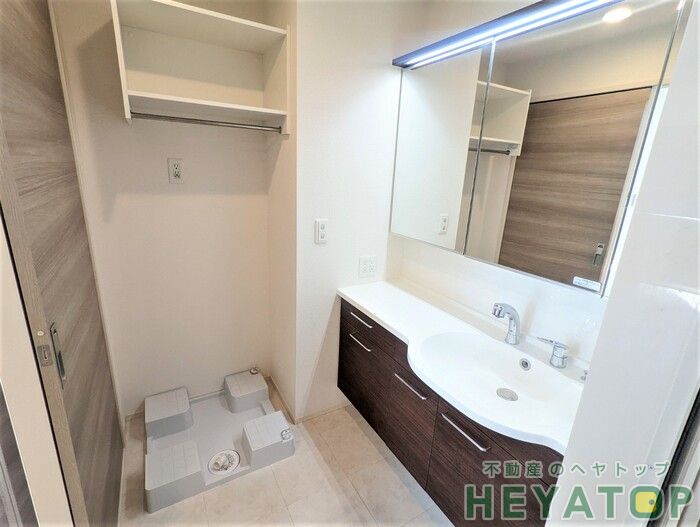 洗面設備　忙しい朝の身支度に便利なシャワー付き洗面化粧台