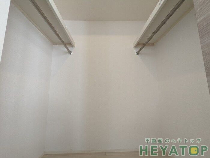 収納　収納力たっぷりのウォークインクローゼット