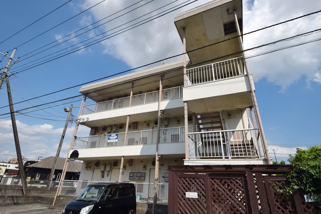 建物外観　～青い空、白い雲～