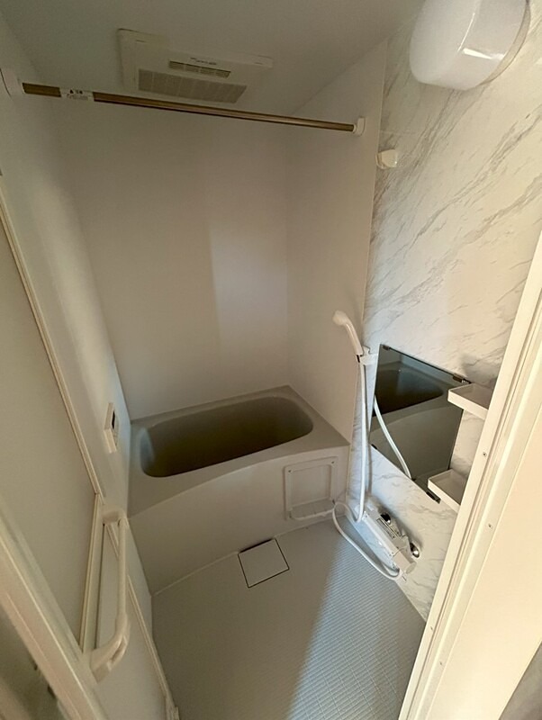 バス・シャワールーム　浴室乾燥機、追い炊き機能付き♪