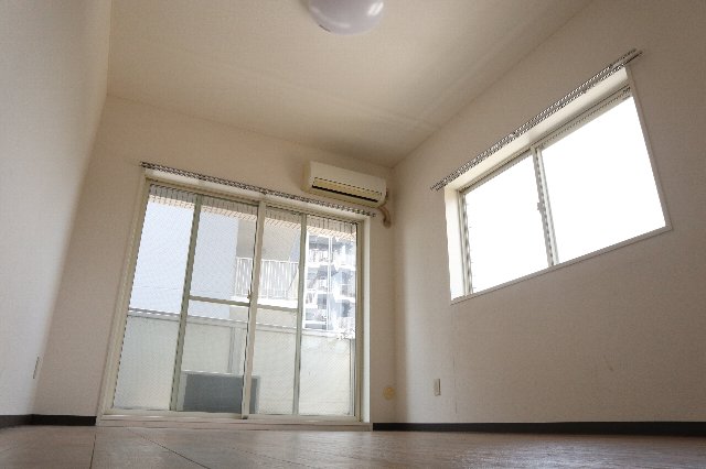 居室・リビング　キッチンスペースも広々でお料理も出来ます。