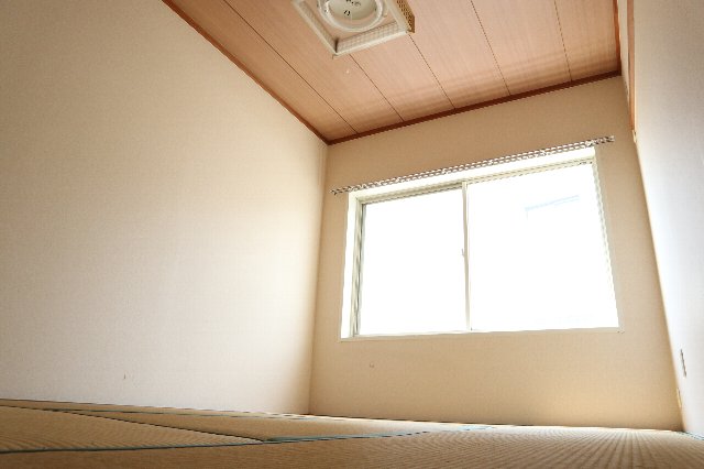 その他部屋・スペース　フローリングの明るいお部屋です。