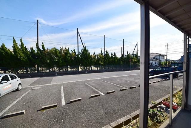 眺望　全面駐車場で日当たり良好です