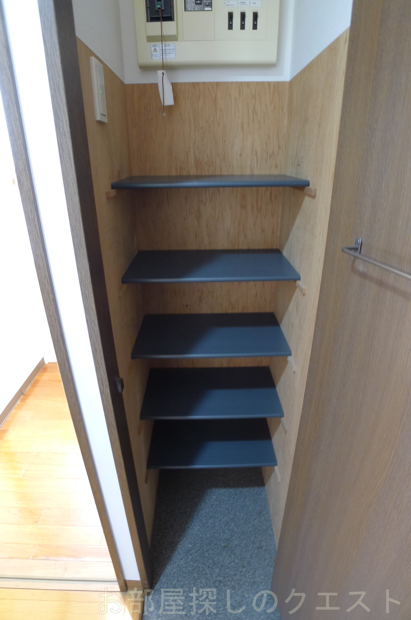 玄関　（写真は同タイプのを使用しております。）