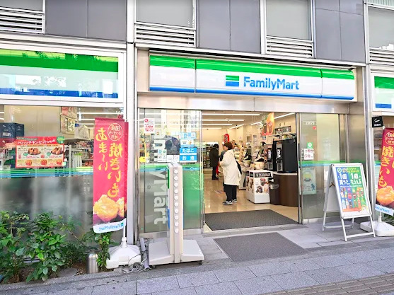 コンビニ　ファミリーマート 板橋本町駅北店（コンビニ）まで574m