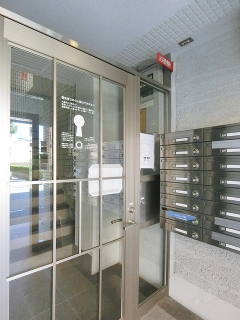 エントランス　オートロック付きで部外者シャットアウト♪