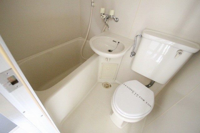 バス・シャワールーム　別号室の写真です（反転）