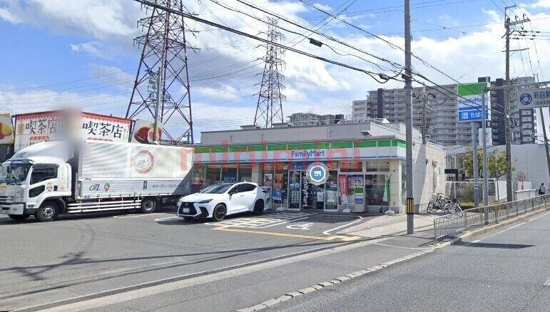 コンビニ　ファミリーマート高槻大塚町三丁目店（コンビニ）まで1043m
