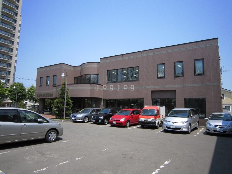 図書館　札幌市東札幌図書館（図書館）まで927m