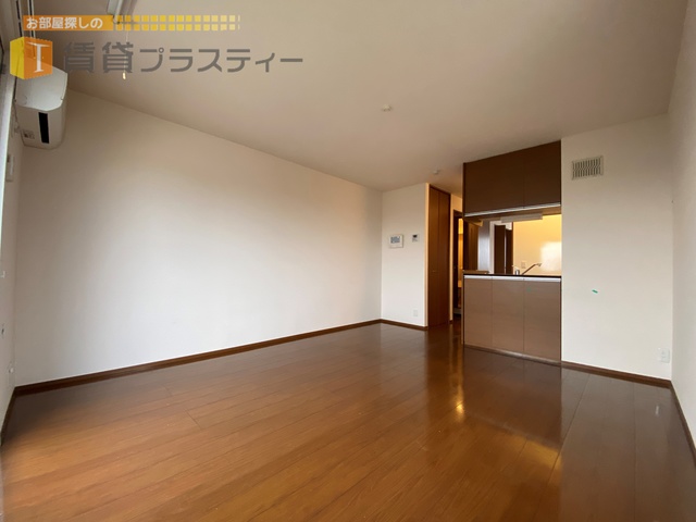 居室・リビング　ウッド調の落ちつくお部屋