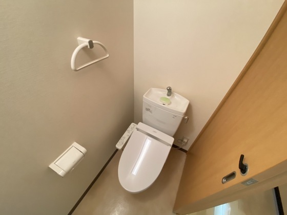 トイレ　別号室の写真になります。