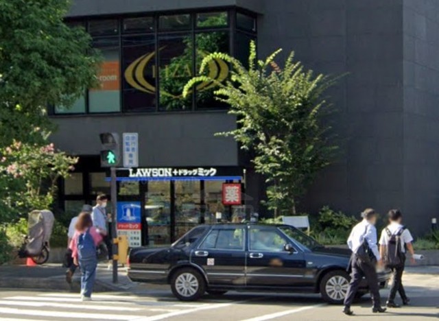 コンビニ　ローソン　ドラッグミック江坂広芝町店（コンビニ）まで83m