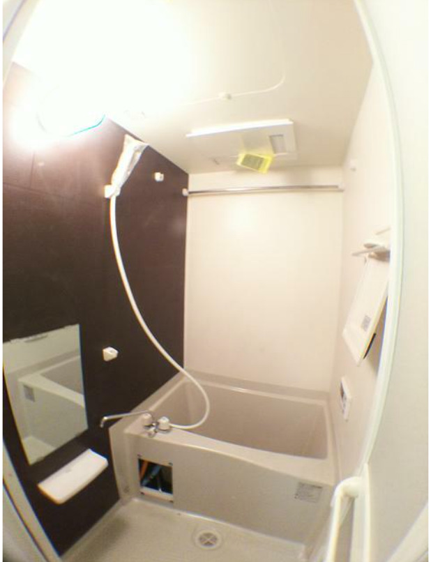 バス・シャワールーム　清潔感のあるバスルームです。