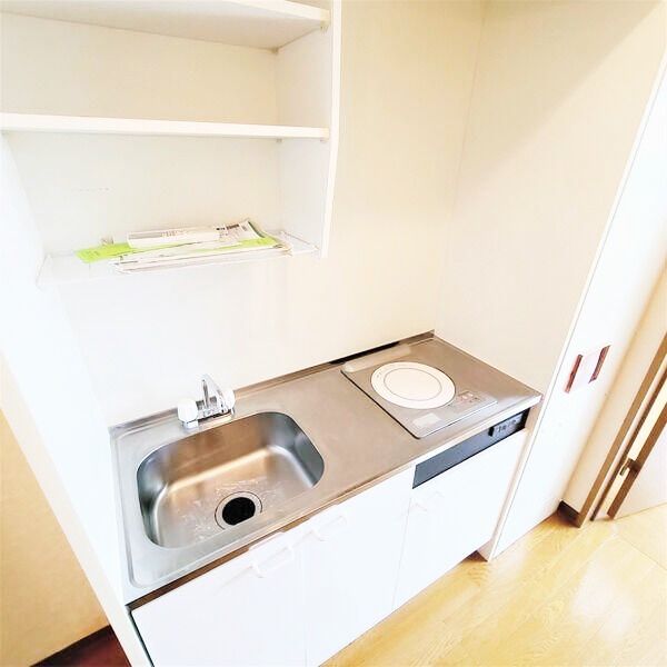 キッチン　【収納力あるウォークインクローゼット完備】