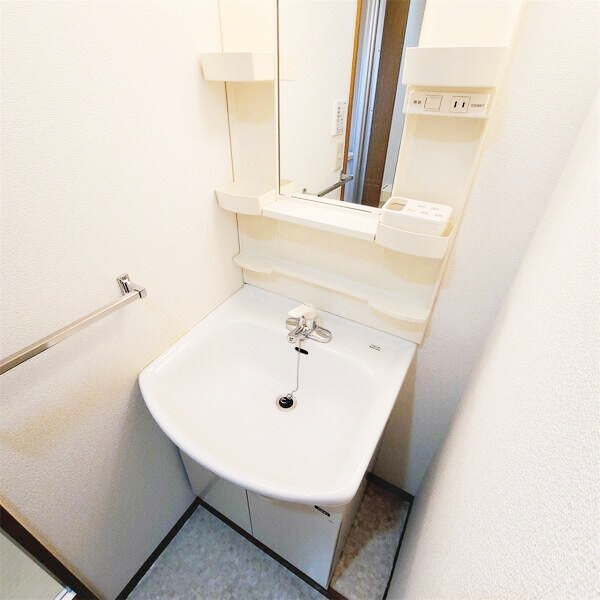 洗面設備　【収納力あるウォークインクローゼット完備】