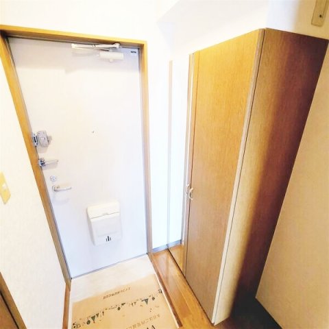 玄関　【収納力あるウォークインクローゼット完備】