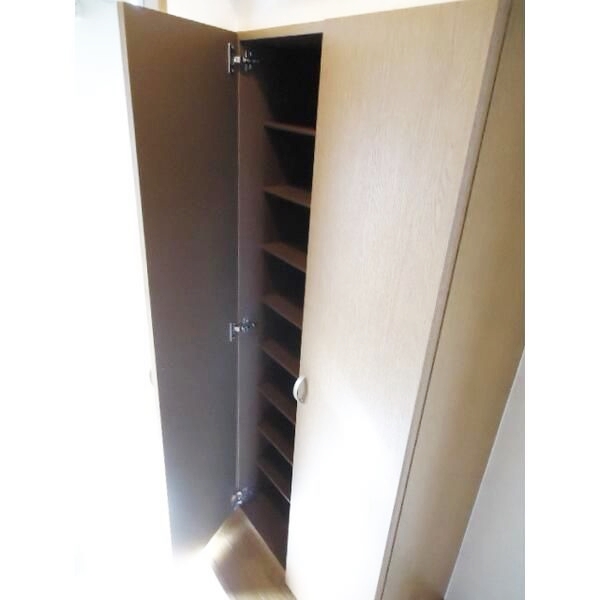 その他設備　【収納力あるウォークインクローゼット完備】