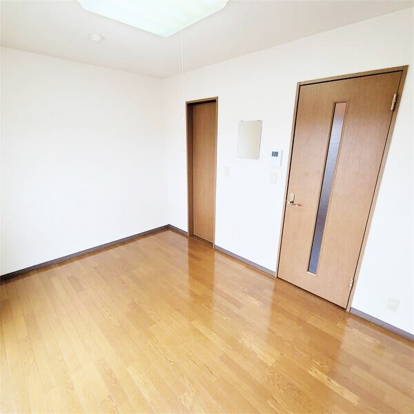 居室・リビング　【収納力あるウォークインクローゼット完備】