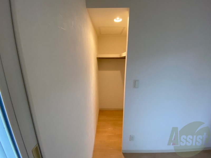 収納　こちらの収納にはハンガーをかけて服もしまえますね