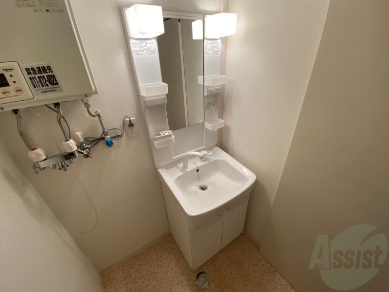 洗面設備　独立洗面台です。大きくてよいですね。シャンプーもできます。