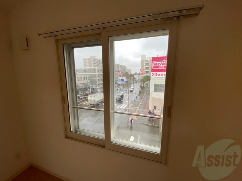 バルコニー　窓には安全対策の柵が付いているので安心ですね