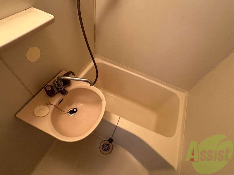 バス・シャワールーム　シンプルなお風呂ですが、清潔に保たれてますね。